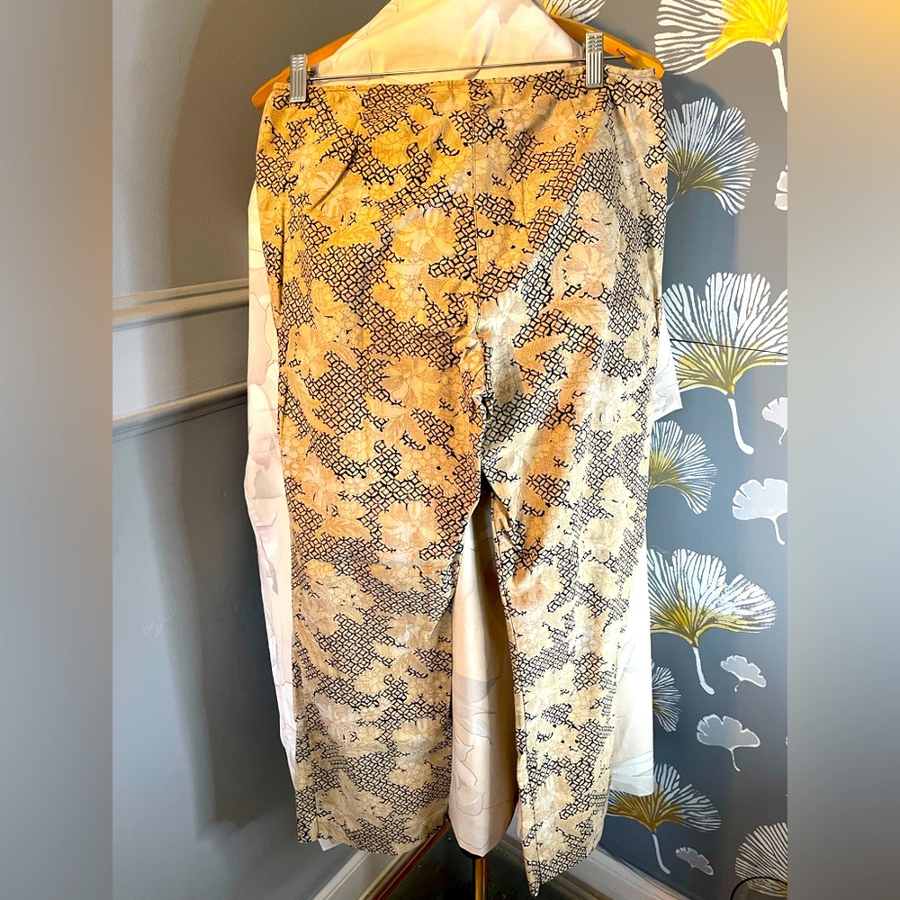 City: DKNY Y2K Low-Waisted Capris; Tan with Black Floral/Geometric Pattern Sz 10